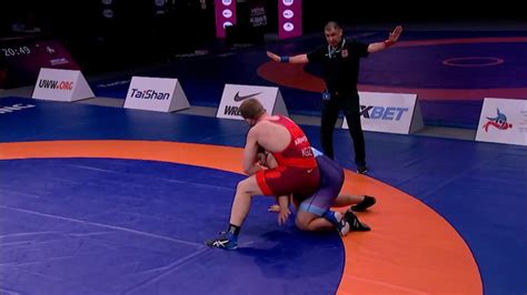 Andrei Romanovitch ARONOV (KGZ) vs. Vicky VICKY (IND).
